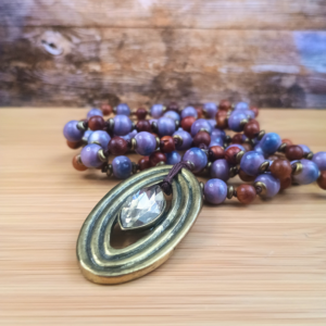 Collier Mala bois et céramique : Mauve bleuté et pendentif bronze