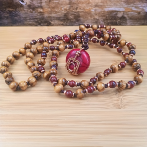 Collier Mala bois et céramique : Bordeaux et pendentif imitation raku