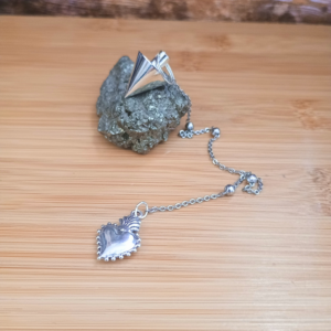 Pendule architecture en acier, chaine à bille et breloque ex-voto