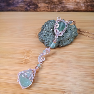 Collier Style Art-Nouveau en Fluorite verte, chaine acier et wire wrapping avec cuivre doré rose