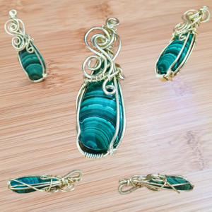 Pendentif wire wrapping, cuivre doré, cabochon Malachite goutte