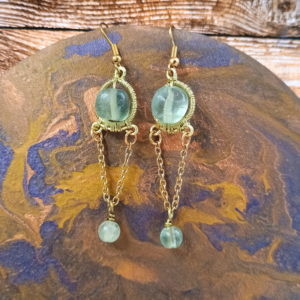 Boucles d'oreilles en cuivre doré avec perles de fluorite – Wire wrapping artisanal