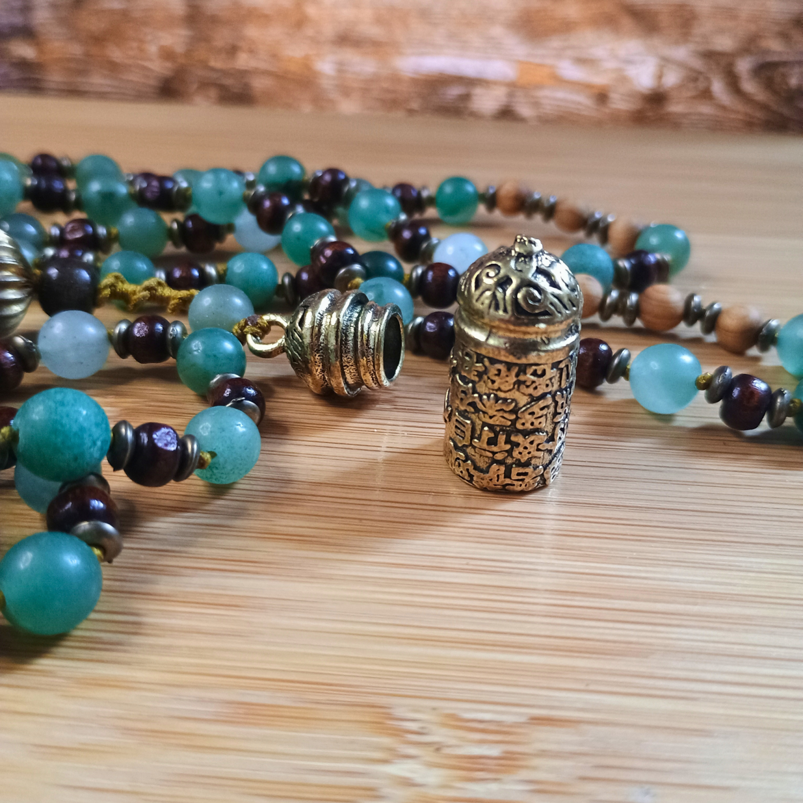 Mala d'intention, aventurine verte et bois.