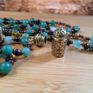 Mala d'intention, aventurine verte et bois.