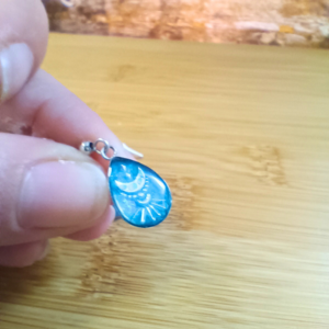 Boucles d'oreilles pendantes goutte support acier résine, fantaisie bleue