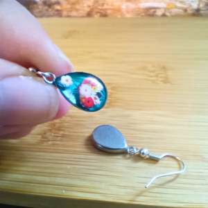 Boucles d'oreilles pendantes goutte support acier résine, couleur et coccinelle