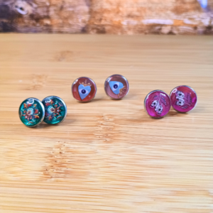 Boucles d'oreilles puce grand format support acier résine, couleur et incrustations variées