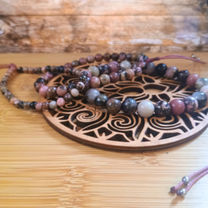 Bracelet perles naturelles Rhodonite sur cordon polyester réglable