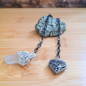 Pendule pointe quartz blanc, ornement wire wrapping et coeur