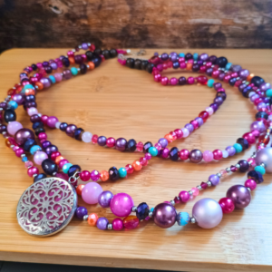 Collier multirang perles mix (verre, cristal, résine,...) médaille acier résine rose
