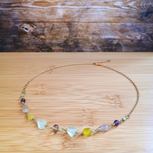 Collier chainette laiton et acier avec perles naturelles (fluorite, prehnite, chrysoprase, quartz rutile)