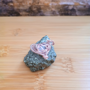 Pendentif coeur filigrane cuivre doré rose et cabochon fluorite blanche