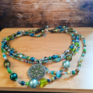 Collier multirang perles mix (verre, cristal, résine,...) médaille acier résine vert