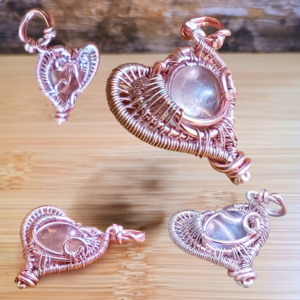 Pendentif coeur filigrane cuivre doré rose et cabochon fluorite blanche