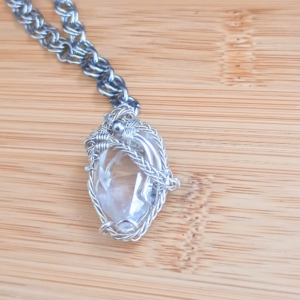 Collier Wire Wrapping et Chainmail Pendentif cristal de roche détail pendentid