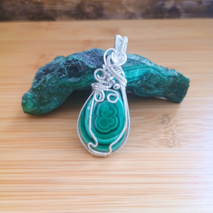 Pendentif en cuivre argenté et cabochon goutte arrondies en malachite