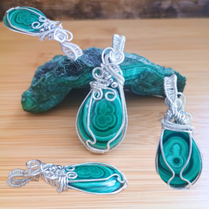 Pendentif en cuivre argenté et cabochon goutte arrondies en malachite