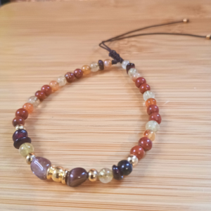Bracelet Racine d’Ancrage en jaspe rouge, quartz rutile, cornaline, pierre de lune brune et grenat avec perles dorées – Le Boudoir Roux