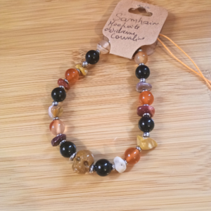 Bracelet Samhain en mokaïte, obsidienne et cornaline avec tête de mort et perles intercalaires en acier – Le Boudoir Roux